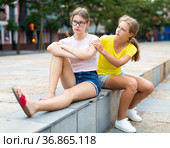 Concept of frustration unwillingness to talk. Girl asks forgiveness from girlfriend. Стоковое фото, фотограф Яков Филимонов / Фотобанк Лори