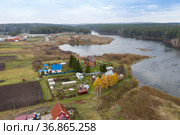 Aerial view of the winding river and the village of Karpysak in Siberia in autumn (2021 год). Стоковое фото, фотограф Сергей Фролов / Фотобанк Лори