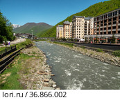 Горнолыжный курорт Роза Хутор. Набережная реки Мзымта. Rosa Khutor Ski Resort. Embankment of the Mzymta river. (2021 год). Редакционное фото, фотограф Евгений Романов / Фотобанк Лори