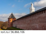 View of the wall of the Novgorod Kremlin - Detinets with the Metropolit Tower on an autumn day. Великий Новгород. Стена Детинца, Метрополичья башня в осенний день (2021 год). Стоковое фото, фотограф Олег Елагин / Фотобанк Лори