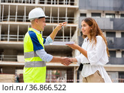 Woman getting keys to new apartment from enginner. Стоковое фото, фотограф Яков Филимонов / Фотобанк Лори