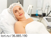 Girl expects plastic surgery in aesthetic cosmetology clinic. Стоковое фото, фотограф Яков Филимонов / Фотобанк Лори