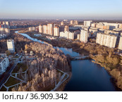 Осень в городе. Вид сверху на жилой район и новый парк на берегу реки Пехорка (2021). Город Балашиха, Московская область, Россия. Стоковое фото, фотограф Bala-Kate / Фотобанк Лори