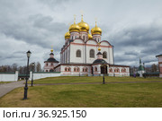Сумрачный облачный день у собора Иверской иконы Божией Матери. Валдайский Иверский Святоозерский Богородицкий монастырь. Новгородская область, Россия (2021 год). Стоковое фото, фотограф Виктор Карасев / Фотобанк Лори
