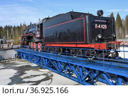 Советский грузовой паровоз Л-4429 на разоворотном круге солнечным октябрьским днем. Вид со стороны тендера. Станция "Горный парк Рускеала", Карелия (2021 год). Редакционное фото, фотограф Виктор Карасев / Фотобанк Лори