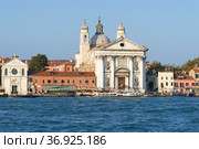 Вид на старинную доминиканскую церковь Джезуати (Santa Maria del Rosario) солнечным сентябрьским днем. Венеция, Италия (2017 год). Редакционное фото, фотограф Виктор Карасев / Фотобанк Лори