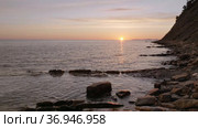 Закат на Черном море. Солнце садится в воду. Sunset on the Black Sea. The sun sets in the water. Стоковое видео, видеограф Евгений Романов / Фотобанк Лори
