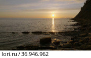 Закат на Черном море. Солнце садится в воду. Sunset on the Black Sea. The sun sets in the water. Стоковое видео, видеограф Евгений Романов / Фотобанк Лори