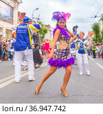 Russia, Samara, July 2019: processions of beautiful dressed up girls on Kuibyshev street at the carnival dedicated to the World Cup. Редакционное фото, фотограф Акиньшин Владимир / Фотобанк Лори