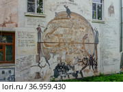 Россия, Боровск, улица Коммунстическая, дом 1, картина на стене дома (2013 год). Редакционное фото, фотограф glokaya_kuzdra / Фотобанк Лори