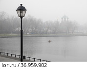 Москва, осенний день, ноябрь. Останкинский пруд. Храм Живоначальной Троицы в Останкино теряется в густом тумане (2021 год). Стоковое фото, фотограф Наталья Николаева / Фотобанк Лори