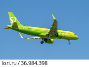 Самолет Airbus A320-271N (VP-BVJ) авиакомпании S7 Airlines крупным планом в голубом безоблачном небе (2018 год). Редакционное фото, фотограф Виктор Карасев / Фотобанк Лори