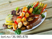 Bulgarian cuisine meshana scara with different grilled meat and vegetables. Стоковое фото, фотограф Яков Филимонов / Фотобанк Лори
