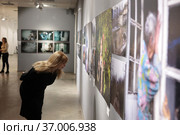 Лилия Татевосян на фотовыставке в Балашихе (2021 год). Редакционное фото, фотограф Дмитрий Неумоин / Фотобанк Лори