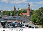 Вид на Кремль, Москву-реку и автомобильную пробку на улице Серафимовича. Район Якиманка. Город Москва (2012 год). Редакционное фото, фотограф lana1501 / Фотобанк Лори