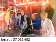 Grandparents and grandchildren resolveing riddles in escape room. Стоковое фото, фотограф Яков Филимонов / Фотобанк Лори