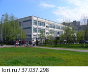 Школа № 1351 с углублённым изучением информатики. Суздальская улица, 22б. Район Новокосино. Город Москва (2012 год). Редакционное фото, фотограф lana1501 / Фотобанк Лори