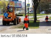 Бригада рабочих на очистке тротуаров (ГБУ "Автомобильные дороги" ЮАО). Россия, город Москва, пересечение Чертановской улицы и улицы Красного Маяка (2020 год). Редакционное фото, фотограф Щеголева Ольга / Фотобанк Лори