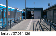 View of urban train station of Trenes Argentinos at Villa Luro, Buenos Aires, Argentina (2017 год). Редакционное фото, фотограф Jose Leonardo Marino Coronado / Фотобанк Лори