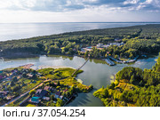 Бердск, река Раздельная, Новосибирская область, Западная Сибирь России - 1 августа,2021: вид с высоты птичьего полёта на садовые постройки в пригороде у реки. Редакционное фото, фотограф Евгений Мухортов / Фотобанк Лори