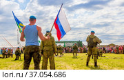 Russia, Samara, June 2019: Soldiers of paratroopers perform demonstration exercises for spectators of the race of heroes. Text in Russian: Declaration of an individual. Редакционное фото, фотограф Акиньшин Владимир / Фотобанк Лори
