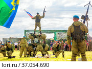 Russia, Samara, June 2019: Soldiers of paratroopers perform demonstration exercises for spectators of the race of heroes. Text in Russian: Declaration of an individual. Редакционное фото, фотограф Акиньшин Владимир / Фотобанк Лори