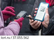 Россия, Суздаль. 20.11.2021: Проверка QR-кода на входе в музей. Редакционное фото, фотограф Ольга Шуклина / Фотобанк Лори