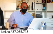 Businessman in protective mask makes notes in the document. Стоковое видео, видеограф Яков Филимонов / Фотобанк Лори