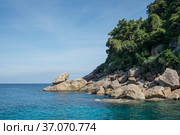 Скалистый берег Андаманского моря. Таиланд. Стоковое фото, фотограф Александр Романов / Фотобанк Лори