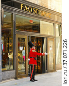 FAO Schwarz, знаменитый американский магазин в Нью-Йорке. Швейцар в мундире встречает гостей (2021 год). Редакционное фото, фотограф Валерия Попова / Фотобанк Лори