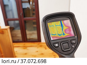 thermal imaging camera inspection balcony window for temperature check and finding heat loss. Стоковое фото, фотограф Дмитрий Калиновский / Фотобанк Лори