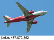 Пролетающий над головой самолет Airbus A319-111 "Мурманск" (VP-BWG) авиакомпании "Россия" крупным планом (2021 год). Редакционное фото, фотограф Виктор Карасев / Фотобанк Лори