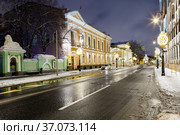 Москва. Вечер на Пречистенке.  Дом А. И. Матвеевой. (2021 год). Редакционное фото, фотограф Галина Савина / Фотобанк Лори
