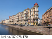 Старинный доходный дом Ратькова-Рожнова (1886-1888гг) в городском пейзаже солнечным июньским днем. Санкт-Петербург (2020 год). Редакционное фото, фотограф Виктор Карасев / Фотобанк Лори