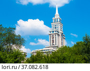 ЖК «Триумф Палас». Солнечный летний день. Москва. Россия (2021 год). Редакционное фото, фотограф E. O. / Фотобанк Лори