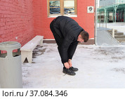 Шнурок развязался (2021 год). Редакционное фото, фотограф Заворотный Владимир Петрович / Фотобанк Лори