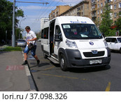 Маршрутное такси №322м на остановке «11-ая Парковая улица». Первомайская улица. Район Восточное Измайлово. Город Москва (2012 год). Редакционное фото, фотограф lana1501 / Фотобанк Лори