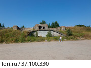 Люди осматривают орудийную позицию 19-го века берегового форта "Shanetz" на острове Котлин в Финском заливе (2021 год). Редакционное фото, фотограф V.Ivantsov / Фотобанк Лори