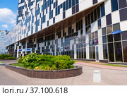 Бизнес-центр "Линкор". Фрагмент здания. Улица Авиаконструктора Микояна, дом 12. Москва (2021 год). Редакционное фото, фотограф E. O. / Фотобанк Лори