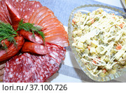 Два праздничных блюда с салатом Оливье и нарезкой колбасы и мяса. Стоковое фото, фотограф Игорь Кутателадзе / Фотобанк Лори