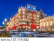 ЦУМ с красным праздничным бантом в Москве и фонарь (2021 год). Редакционное фото, фотограф Baturina Yuliya / Фотобанк Лори