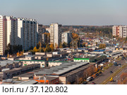 Moscow, Russia - Oct 5. 2021. garages and high-rise residential buildings in town of Andreevka (2000 год). Редакционное фото, фотограф Володина Ольга / Фотобанк Лори