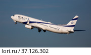 Israel Airlines Boeing 737-900ER 4X-EHE taking off from Barcelona Airport (2020 год). Редакционное фото, фотограф Яков Филимонов / Фотобанк Лори