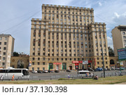 Бывший жилой дом Министерства путей сообщения СССР. Пятнадцатиэтажный одноподъездный кирпичный жилой дом. Построен в 1952–1956 годах. Краснопрудная улица, 30–34, строение 1. Красносельский район. Город Москва (2012 год). Редакционное фото, фотограф lana1501 / Фотобанк Лори
