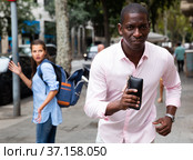 Man running away with stolen wallet. Стоковое фото, фотограф Яков Филимонов / Фотобанк Лори