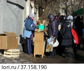 Торговля цветам с лотка к празднику 8 марта. Район Сокол. Город Москва (2013 год). Редакционное фото, фотограф lana1501 / Фотобанк Лори