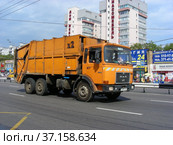 Мусоровоз на дороге. Рязанский проспект. Город Москва (2012 год). Редакционное фото, фотограф lana1501 / Фотобанк Лори