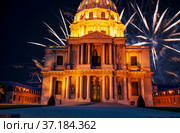 Celebratory colorful fireworks over the Les Invalides (The National Residence of the Invalids) at night. Paris, France (2014 год). Стоковое фото, фотограф Владимир Журавлев / Фотобанк Лори