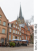 Street view with Nikolaikirche, Flensburg (2017 год). Редакционное фото, фотограф EugeneSergeev / Фотобанк Лори