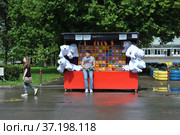 Беспроигрышные аттракционы "Тир призовой". ВВЦ (ВДНХ). Останкинский район. Город Москва (2012 год). Редакционное фото, фотограф lana1501 / Фотобанк Лори